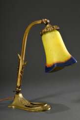 Jugendstil Tischlampe mit justierbarem Messing Gestell und glockenförmigen Glasschirm mit gelb-orange-blauen Einschmelzungen, H. 33,4cm