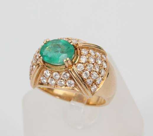 Yellow gold ring with 48 diamonds and 1 natural emerald Gold Other style 21th century - photo 2