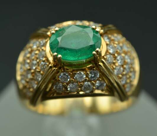 Yellow gold ring with 48 diamonds and 1 natural emerald Gold Other style 21th century - photo 10