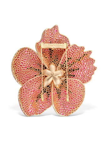 VAN CLEEF & ARPELS SPINEL AND DIAMOND FLOWER BROOCH - photo 3