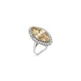 COLOURED DIAMOND AND DIAMOND RING - photo 4