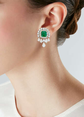 VAN CLEEF & ARPELS EMERALD AND DIAMOND `MANSAR` EARRINGS - photo 2