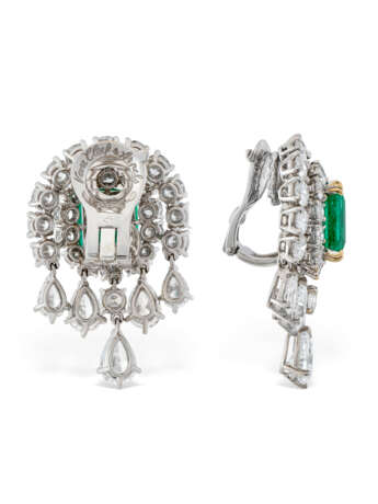 VAN CLEEF & ARPELS EMERALD AND DIAMOND `MANSAR` EARRINGS - photo 3