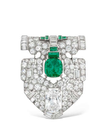 CARTIER ART DECO DIAMOND AND EMERALD CLIP-BROOCH - photo 1