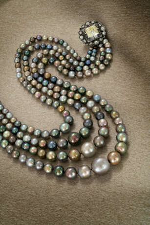 EXCEPTIONAL COLOURED NATURAL PEARL, COLOURED DIAMOND AND DIAMOND NECKLACE - фото 2