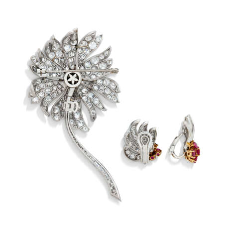 MID-20TH CENTURY RUBY AND DIAMOND FLOWER BROOCH ATTRIBUTED TO VAN CLEEF & ARPELS WITH AN ASSOCIATED PAIR OF EARRINGS - Foto 5