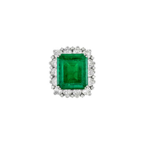 HARRY WINSTON EMERALD AND DIAMOND RING - фото 1