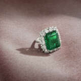 HARRY WINSTON EMERALD AND DIAMOND RING - фото 2