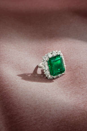 HARRY WINSTON EMERALD AND DIAMOND RING - фото 2