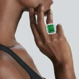 HARRY WINSTON EMERALD AND DIAMOND RING - фото 3