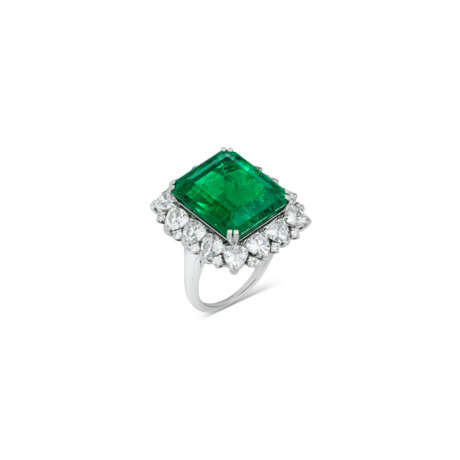 HARRY WINSTON EMERALD AND DIAMOND RING - фото 4