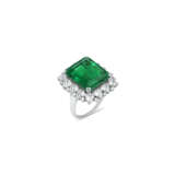 HARRY WINSTON EMERALD AND DIAMOND RING - фото 4