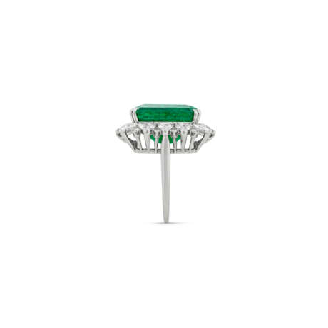 HARRY WINSTON EMERALD AND DIAMOND RING - фото 5