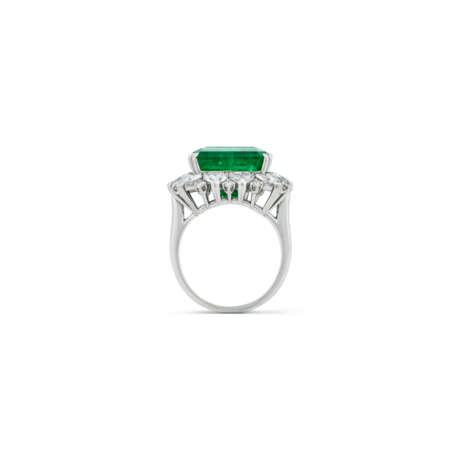 HARRY WINSTON EMERALD AND DIAMOND RING - фото 6