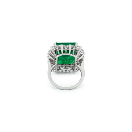 HARRY WINSTON EMERALD AND DIAMOND RING - фото 7