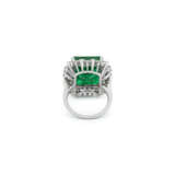 HARRY WINSTON EMERALD AND DIAMOND RING - фото 7