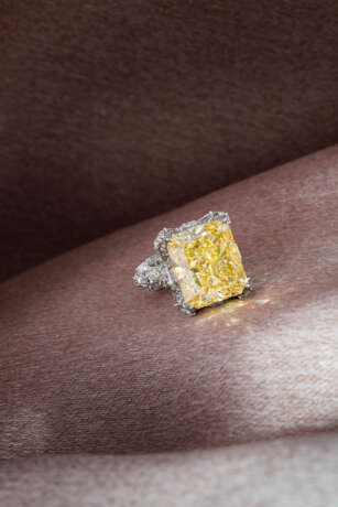 COLOURED DIAMOND AND DIAMOND RING - photo 2