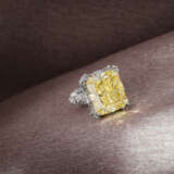 COLOURED DIAMOND AND DIAMOND RING - photo 2