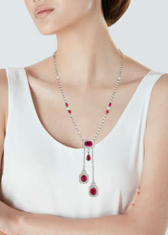 CARTIER EARLY 20TH CENTURY RUBY AND DIAMOND `LAVALLI&#200;RE` NECKLACE - Foto 4