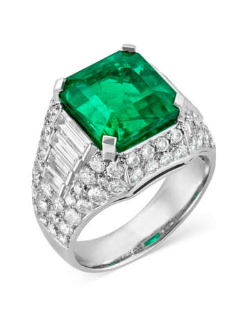 BULGARI EMERALD AND DIAMOND `TROMBINO` RING - фото 3