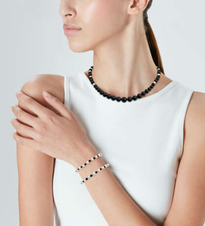 VAN CLEEF & ARPELS MOTHER-OF-PEARL, ONYX, CULTURED PEARL AND DIAMOND SAUTOIR WITH PENDANT-WATCH - photo 3