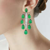 KARRY BERREBY EMERALD AND DIAMOND CHANDELIER EARRINGS - Foto 2