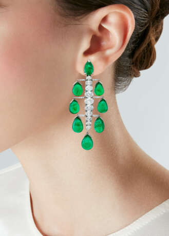 KARRY BERREBY EMERALD AND DIAMOND CHANDELIER EARRINGS - Foto 2