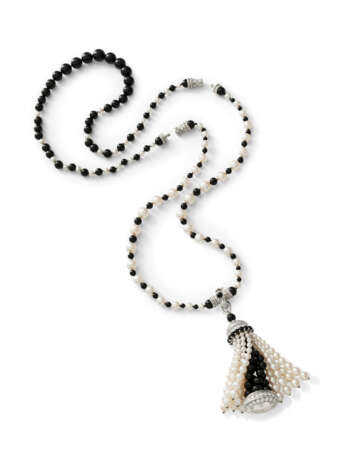 VAN CLEEF & ARPELS MOTHER-OF-PEARL, ONYX, CULTURED PEARL AND DIAMOND SAUTOIR WITH PENDANT-WATCH - photo 4