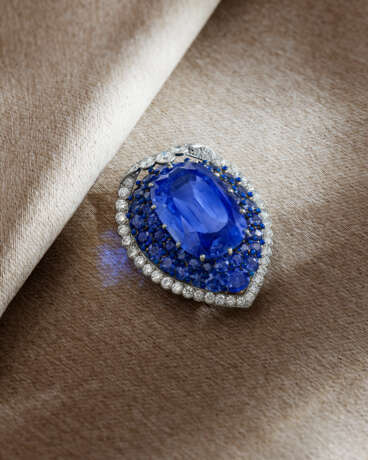 IMPRESSIVE CARTIER MID-20TH CENTURY SAPPHIRE, DIAMOND AND ENAMEL CLIP-BROOCH - фото 2