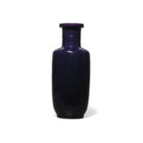 A RARE AND LARGE AUBERGINE-GLAZED ROULEAU VASE - Foto 1