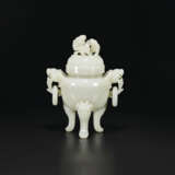 A WHITE JADE TRIPOD CENSER AND COVER - фото 1