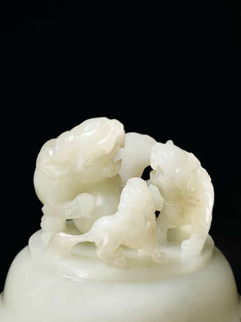 A WHITE JADE TRIPOD CENSER AND COVER - фото 3