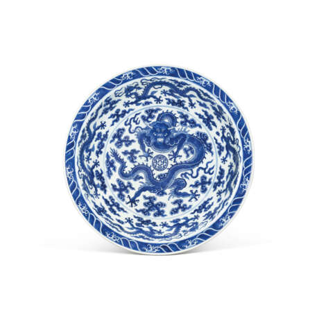 A RARE LARGE BLUE AND WHITE `DRAGON` DISH - photo 1