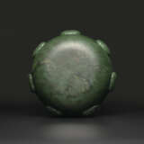 AN IMPERIAL INSCRIBED SPINACH-GREEN JADE ‘SEVEN BUDDHA’ ALM’S BOWL - Foto 2