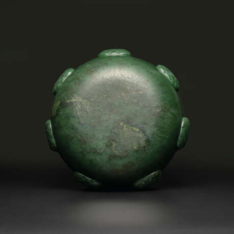 AN IMPERIAL INSCRIBED SPINACH-GREEN JADE ‘SEVEN BUDDHA’ ALM’S BOWL - Foto 2