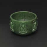 AN IMPERIAL INSCRIBED SPINACH-GREEN JADE ‘SEVEN BUDDHA’ ALM’S BOWL - Foto 3