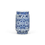 A BLUE AND WHITE MING-STYLE ALBARELLO JAR - photo 1