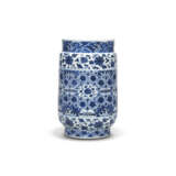 A BLUE AND WHITE MING-STYLE ALBARELLO JAR - photo 2