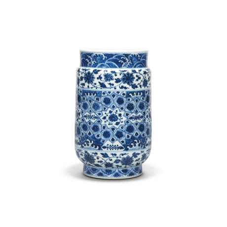 A BLUE AND WHITE MING-STYLE ALBARELLO JAR - photo 2