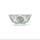 A FAMILLE ROSE AND DOUCAI ‘FLORAL’ MEDALLION BOWL - photo 1