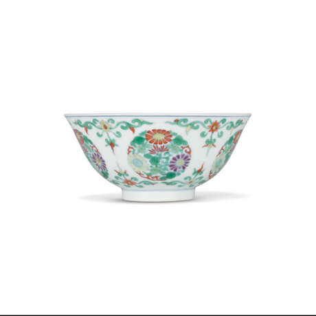 A FAMILLE ROSE AND DOUCAI ‘FLORAL’ MEDALLION BOWL - photo 1