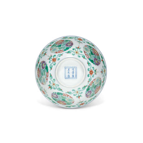 A FAMILLE ROSE AND DOUCAI ‘FLORAL’ MEDALLION BOWL - photo 2