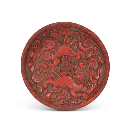 A RARE CARVED CINNABAR LACQUER ‘LION’ DISH - Foto 1