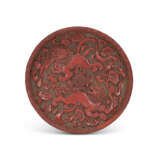 A RARE CARVED CINNABAR LACQUER ‘LION’ DISH - Foto 1