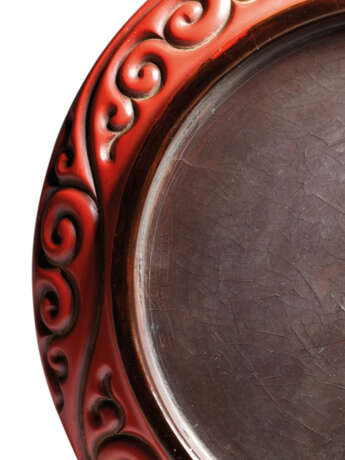 A RARE CARVED CINNABAR LACQUER ‘LION’ DISH - Foto 2