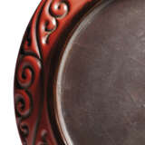 A RARE CARVED CINNABAR LACQUER ‘LION’ DISH - Foto 2