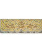 Daoguang-Periode. A RARE IMPERIAL EMBROIDERED YELLOW SILK &#39;DRAGON’ ALTAR FRONTAL