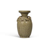 A RARE CARVED YAOZHOU CELADON `DRAGON` VASE - Foto 1