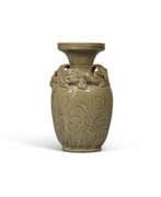 Dynastie Song. A RARE CARVED YAOZHOU CELADON &#39;DRAGON&#39; VASE