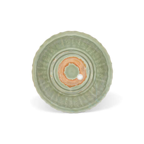 A LONGQUAN CELADON BISCUIT RESERVED AND CARVED BARBED-RIM CHARGER - фото 3